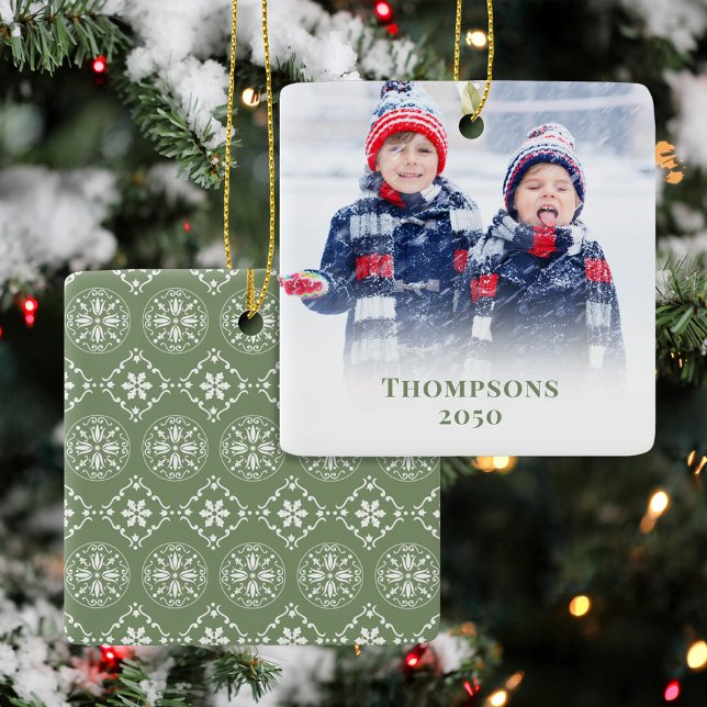 Weihnachts-Foto Grün Muster Personalisiert Keramikornament (Customize this template for a beautiful Christmas holiday decor. )