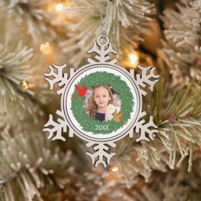 Weihnachts-Foto mit Kardinälen im Evergreen Kranz Schneeflocken Zinn-Ornament (Baum)