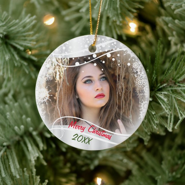 Weihnachts-Foto mit Schneeflocken auf Weiß Keramik Ornament (Baum)