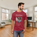 Weihnachts-Foto T-Shirt<br><div class="desc">Rotes Shirt. Personalisieren und fügen Sie Ihr eigenes Foto. Herzförmige Rahmen. Geben Sie Ihren Familiennamen und das Jahr ein.</div>