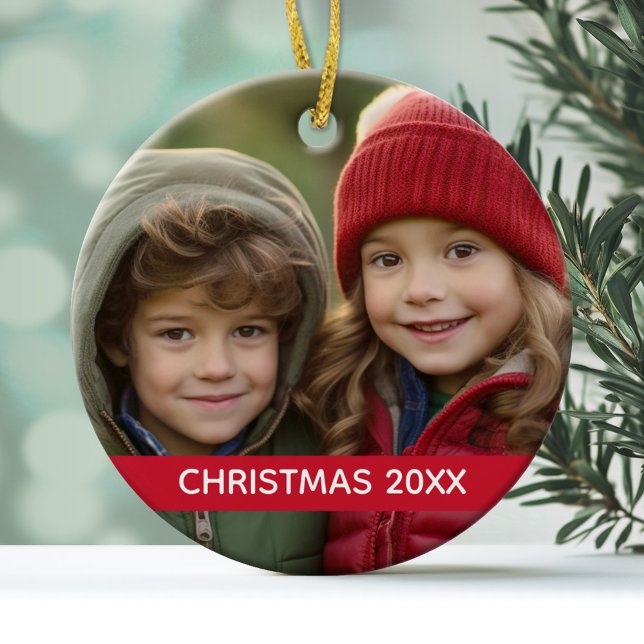 Weihnachts-Foto und Jahr Moderner Minimaler Roter  Keramik Ornament (A minimal and modern photo ornament with a place to add the year)