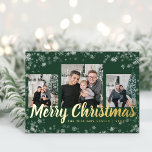 Weihnachts-FotoCollage Gold Folien Feiertagskarte<br><div class="desc">Weihnachts Foto Collage Gold Foil Urlaubskarte. Diese elegante Weihnachtspostkarte bietet ein festliches Rahmenüberlagerungen aus weißen Schneeflocken mit echter Goldfolie auf grünem Hintergrund mit einer 3-Bilder-Collage aus Foto. Auf der Rückseite befinden sich ein 4. Foto und ein zusätzlicher Text für die Personalisierung. Finden Sie passende Artikel in der Weihnachts-Snowflake-Kollektion.</div>