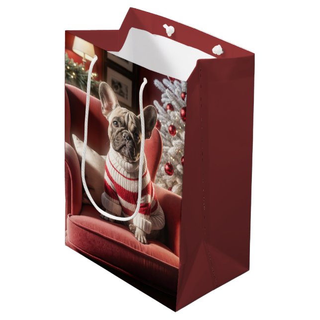 Weihnachts Französischer Bulldog auf rotem Stuhl Mittlere Geschenktüte (Vorderseite Schrägansicht)