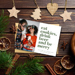 Weihnachts-Funny Drink Beer Beer Bee Merple Foto Feiertagskarte<br><div class="desc">Lassen Sie sich ein Glas höher schlagen und teilen Sie sich ein herzliches Lachen mit dieser spielerischen und leichtherzigen Urlaubskarte. Mit einem unterhaltsamen Foto und einer witzigen "Esst Cookies,  Drink Beer,  Be Merry"-Nachricht verkörpert diese Karte den fröhlichen Beifall.</div>