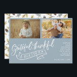 Weihnachts gesegnetes Foto<br><div class="desc">Weihnachtsfamilie Foto Dankbar,  Dankbar,  Selig Typografie blau-weiße Designkarten. Fügen Sie zwei Ihrer Lieblings-Fotos aus dem Jahr,  Ihren Gruß und Familiennamen hinzu. Diese Weihnachtskarte kehrt zu einem koordinierenden blauen,  gelben und braunen Eichel- und Blattmuster auf der Rückseite zurück.</div>