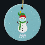 Weihnachts-Gesicht Maske Snowman 2021 Keramik Ornament<br><div class="desc">Dieses Design entstand durch digitale Kunst, es kann in dem Bereich personalisiert sein, der durch das Ändern des Fotos oder das Hinzufügen eigener Wörter zur Verfügung gestellt oder angepasst wird. Kontaktieren Sie mich unter colorflowcreations@gmail.com , wenn Sie dieses Design für ein anderes Produkt haben möchten. Kaufen Sie meine abstrakte Acrylmalerei...</div>