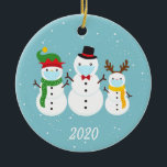 Weihnachts-Gesicht Maske Snowman Familie 2020 Keramik Ornament<br><div class="desc">Dieses Design entstand durch digitale Kunst, es kann in dem Bereich personalisiert sein, der durch das Ändern des Fotos oder das Hinzufügen eigener Wörter zur Verfügung gestellt oder angepasst wird. Kontaktieren Sie mich unter colorflowcreations@gmail.com , wenn Sie dieses Design für ein anderes Produkt haben möchten. Kaufen Sie meine originale abstrakte...</div>