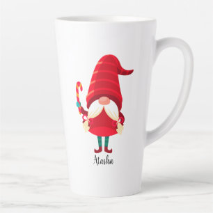 Weihnachts-Gnome halten eine Candy Cane Milchtasse