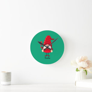 Weihnachts-Gnome halten eine Candy Cane Runde Wanduhr