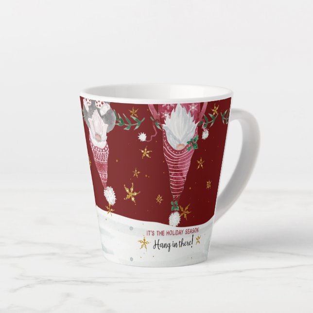 Weihnachts-Gnome-Snow Hang in There Typografie Milchtasse (Rechte Ecke)