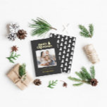 Weihnachts-Grafik-Foto Folien Feiertagskarte<br><div class="desc">Einfachste Weihnachts Grafik Typografie Foto Urlaubskarte. Mit modernem handgezeichneten Text und Bäumen.</div>