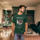 Weihnachts-Grün-Familie Foto Herzname Vater T-Shirt<br><div class="desc">Grünes Shirt. Personalisieren und fügen Sie Ihr eigenes Foto. Herzförmige Rahmen. Geben Sie Ihren Familiennamen und das Jahr ein. Weißer Text.</div>