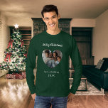 Weihnachts-Grün-Familie Foto Name Papa T-Shirt<br><div class="desc">Grünes Shirt. Personalisieren und fügen Sie Ihr eigenes Foto. Herzförmige Rahmen. Geben Sie Ihren Familiennamen und das Jahr ein. Weißer Text.</div>