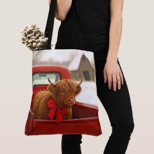 Weihnachts Highland-Kuh im alten roten LKW Tasche
