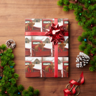 Weihnachts-Hochlandkuh in altem roten Pickup-Truck Geschenkpapier