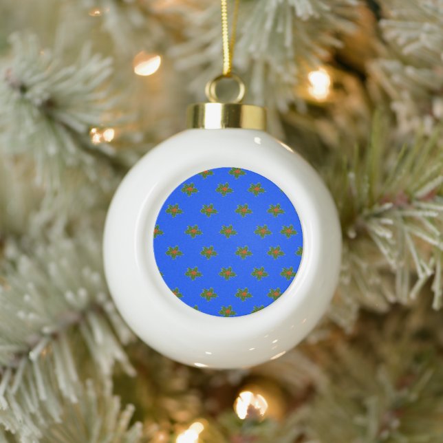 Weihnachts-Holly-Dekorationsmuster auf blau Keramik Kugel-Ornament (Baum)