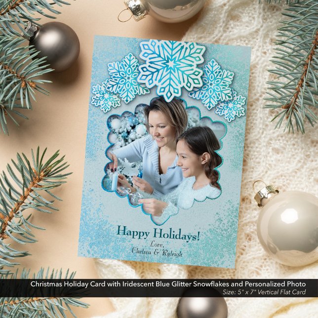 Weihnachts Iridescent Blue Snowflake Foto Feiertagskarte (Christmas Holiday Card with Iridescent Blue Snowflakes and Personalized Photo-5"x7" Flat Card)