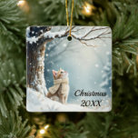 Weihnachts-Kitty Watching Schneeflocken Keramikornament<br><div class="desc">Ein niedliches Kätzchen mit einem gemütlichen Schal blickt auf leicht fallende Schneeflocken hoch. Text kann geändert werden.</div>