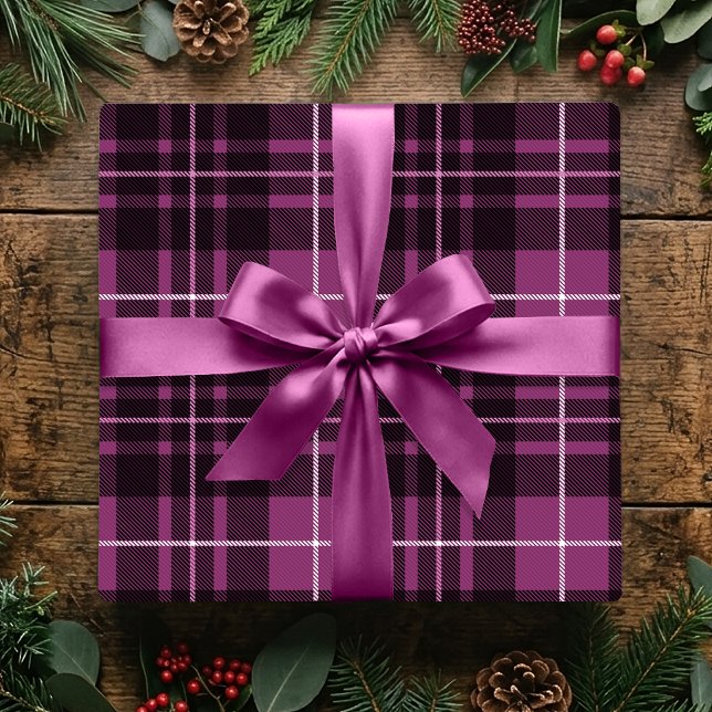 Weihnachts-Klassiker-Karomuster in Dunkelrosa, Fes Geschenkpapier (Von Creator hochgeladen)