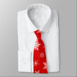 Weihnachts-Krawatte mit Schneeflocken Krawatte<br><div class="desc">Elegante Schneeflocken in Rot und Weiß auf einem dunkleren,  roten Boden machen eine schöne Krawatte für den Urlaub.</div>