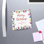 Weihnachts-Lichter Frohe Weihnachtsmagnet Magnet<br><div class="desc">Unsere Kollektion "Farbenfrohe Weihnachtsstimmung" vereint festliche Elemente wie Weihnachtsbeleuchtung mit eleganten und schicken Schriftart auf einem dunklen Hintergrund.</div>