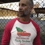 Weihnachts-Matching Familienurlaub Red Truck T-Shirt<br><div class="desc">Der traditionelle rote LKW beladen sich alle rechtzeitig zum Weihnachten mit dem Baum. Fügen Sie die passende Familie, das Team oder die Mitarbeiter den Namen des Jahres und der Gelegenheit hinzu, indem Sie oben auf die Schaltfläche "Personalisieren" klicken. Diese würden gut aussehen in den Fotos der Familienferien. Perfekter Sake und...</div>