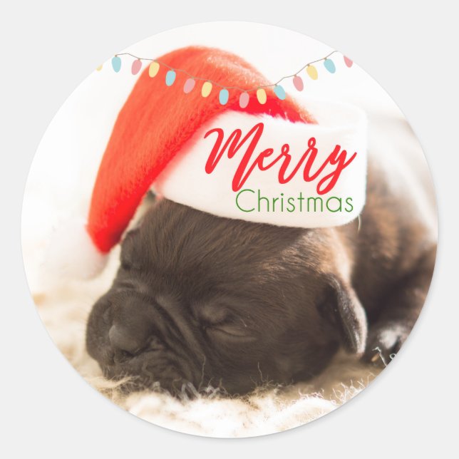 Weihnachts-Mops in Weihnachtsmannmütze mit Weihnac Runder Aufkleber (Vorderseite)