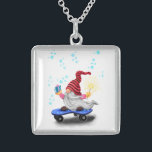 Weihnachts-Necklace-Geschenk Skater Gnome mit Gesc Sterling Silberkette<br><div class="desc">Happy Skater Gnome mit Geschenken und Sparkler - Funny - Frohe Weihnachten Cartoon Zeichnend - Wählen / Fügen Sie Ihren einzigartigen Text / Schriftart / Farbe - Make Your Special Gift - Neu vergrössern und verschieben oder entfernen und fügen Sie Elemente / Bild mit Anpassungs-Tool ! - Zeichn und Design...</div>