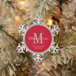 Weihnachts-Newlyweds Schneeflocken Zinn-Ornament<br><div class="desc">Geben Sie einen perfekten Sake mit diesem Weihnachten Neugründungen etablierten Monogram Name Snowflake Pewter Weihnachtsschmuck. Es ist ein modernes, individualisierbares Design in dunkelrot, weiß und grau. Die ersten Namen von Braut und Bräutigam stehen im Zentrum der modernen weißen Schrift Schrift, und der Anfang des neuen Nachnamens ist grau. Das festgestellte...</div>