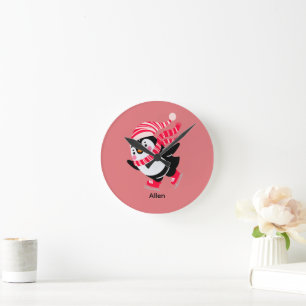 Weihnachts-Penguin in einem Hut und Scarf auf Skat Runde Wanduhr