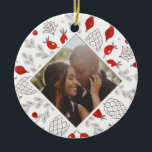 Weihnachts-Personalisiertes Winter-Foliage-Foto Keramik Ornament<br><div class="desc">Weihnachten Personalisiert Rot und Weiß Winterbeere und Blattwerk Foto-Ornament - leicht zu personalisieren,  schaffen Sie es sich selbst Urlaubsdekoration aus Ricaso - individualisierbares Ornament - kreieren Sie Ihre eigene Urlaubsstimmung</div>