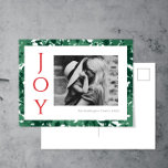 Weihnachts Postcard Joy Foto Green Feiertagspostkarte<br><div class="desc">Diese modernen,  einfachen und stilvollen 4.25"x5.6" Foto-Postkarten mit moderner Typografie in Grün auf Weiß und einem abstrakten floralen Design-Hintergrund und ein Ort für Ihr Lieblings-Foto,  Schwarz-Weiß oder Farbe.</div>