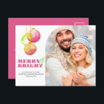 Weihnachts-Postkarten Modernes Merry & Bright Foto Feiertagspostkarte<br><div class="desc">Diese einzigartigen magentafarbenen Weihnachtskarten sind mit Aquarelltönen in Rottönen, Grüntönen und Rot gestaltet. Die Wörter "Merry & Bright" sind Set in einer klassischen Serifenschrift, die auf einem schlichten, weißen Hintergrund in einer komplimentären Farbe dargestellt ist. Pärchen oder Foto nach Ihren Wünschen und Vorstellungen in modernem Bogen-Design. Die Karte kehrt zu...</div>