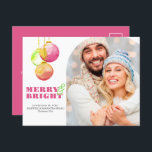 Weihnachts-Postkarten Modernes Merry & Bright Foto Feiertagspostkarte<br><div class="desc">Diese einzigartigen magentafarbenen Weihnachtskarten sind mit Aquarelltönen in Rottönen, Grüntönen und Rot gestaltet. Die Wörter "Merry & Bright" sind Set in einer klassischen Serifenschrift, die auf einem schlichten, weißen Hintergrund in einer komplimentären Farbe dargestellt ist. Pärchen oder Foto nach Ihren Wünschen und Vorstellungen in modernem Bogen-Design. Die Karte kehrt zu...</div>