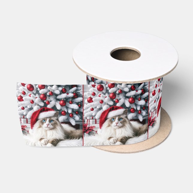 Weihnachts-Ragdoll-Katze In einer Weihnachtsmannmü Satinband (Spule)