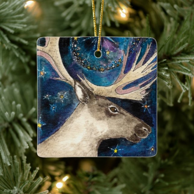 Weihnachts-Rentier am Abend mit einem Shining-Star Keramikornament (Baum)
