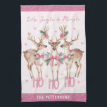 Weihnachts-Rentier Jingle & Mingle Personalisiert Geschirrtuch<br><div class="desc">Weihnachts Rentier Jingle & Mingle Festive Party Personalisiert Name Kitchen Handtuch bietet festliche Rentiere mit rosa Bögen und blumengeschmückten Akzenten mit dem Text "Let's Jingle & Mingle" in moderner rosa Kalligraphieskripttypografie mit Ihrem personalisierten Namen. Das personalisierte Geschenk für Weihnachten und den Urlaub für Familie und Freunde. Designed by ©2024 Evco...</div>