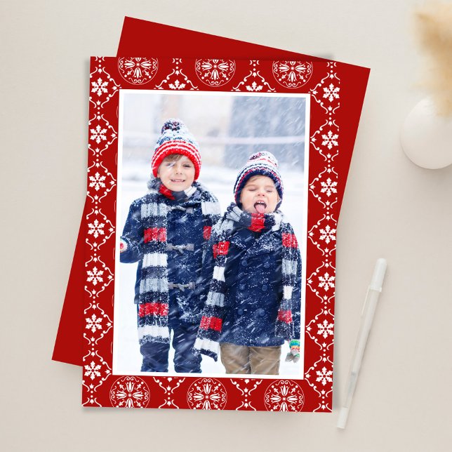 Weihnachts Rote Schneeflocken Ein Foto Feiertagskarte (Simple red snowflake pattern holiday photo card. )