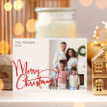 Weihnachts-Rote Schrift Frohe Weihnachten Ein Foto<br><div class="desc">Feiern Sie die Saison mit diesem festlichen roten Drehbuch Frohe Weihnachten ein Foto Urlaubskarte mit einer Touch von elegantem Charme. Das schicke Design präsentiert eine einfache rot-weiße Farbpalette, die den gemütlichen Geist des Winters widerspiegelt. Seine moderne und einzigartige Anziehungskraft und seine rustikale Formulierung schaffen ein perfektes Gleichgewicht zwischen saisonalen und...</div>