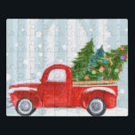 Weihnachts Roter Lieferwagen Truck auf der Schnees Puzzle<br><div class="desc">Spaß nostalgisches Weihnachtsdesign. Dieses lustige festliche Design verfügt über einen hellroten alten Abholwagen,  der mit Weihnachtsbäumen im Hintergrund vor einer schneebedeckten Waldkulisse gefüllt ist.</div>