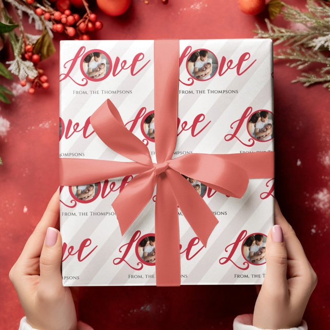 Weihnachts-Rotes Foto Typografie Geschenkpapier (Whimsical "Love" typography photo wrapping paper with red calligraphy)