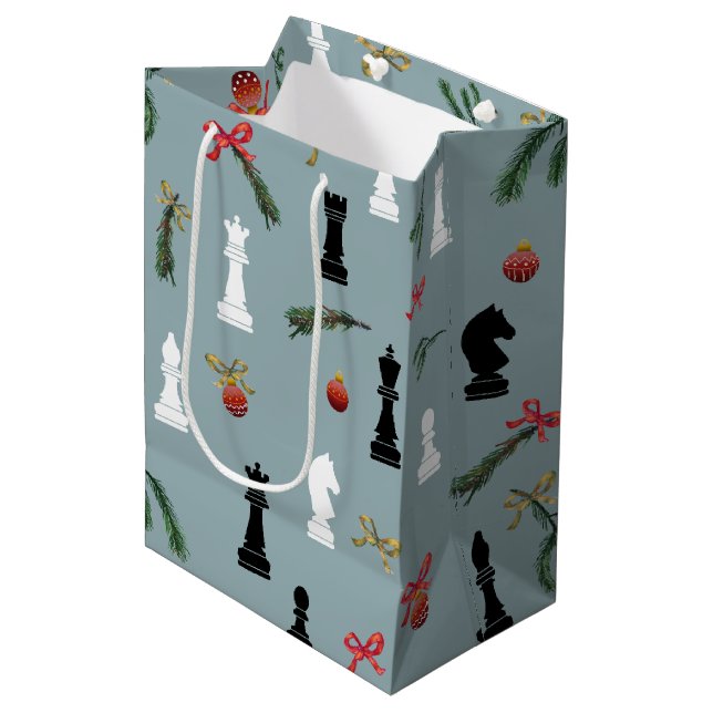 Weihnachts Schachspiel Muster Blau Mittlere Geschenktüte (Vorderseite Schrägansicht)