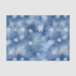 Weihnachts-Schneeflocken Blue Sky-Zwirnpapier Seidenpapier<br><div class="desc">Weiß mit silbernen Schneeflocken fallen auf einen blauen Himmel in diesem wunderschönen Weihnachtswinterbild,  das für Ihr elegantes Urlaubspapier entworfen wurde. Dies ist eines von drei Vintagen Designs,  die sich vor allem im Himmelton etwas unterscheiden: Dieses hier zeigt einen mittelblauen Hintergrund,  der von Wolken beherrscht wird.</div>