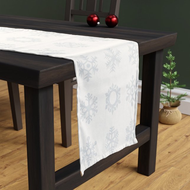 Weihnachts-Schneeflockenmuster Modernes festliches Kurzer Tischläufer (A festive white snowflake pattern table runner perfect for Christmas)