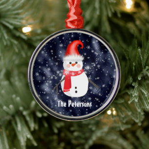 Weihnachts-Schneemann auf dunkelblauem Schneeunter Ornament Aus Metall