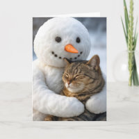 Weihnachts-Schneemann umarmt eine Tabby-Katze