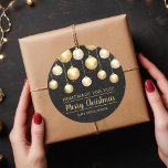 Weihnachts-Schwarz und Gold-Hommage für Sie Runder Aufkleber<br><div class="desc">Erstellen Sie Aufkleber,  um Ihre Weihnachtsferien hausgemachten Waren,  Kekse,  Süßigkeiten,  Leckereien,  Gastgeschenke und mehr mit eleganten weißen und goldenen Weihnachtsbaumschmuck auf einem schwarzen Hintergrund mit Ihrer Nachricht in chic Schriften zu kennzeichnen.</div>