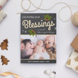 Weihnachts-Segnungen in Chalkboard | FOTO Feiertagskarte<br><div class="desc">Diese elegante Weihnachtskarte besticht durch eine anpassbare Typografie mit schönen Kiefernkegel. Machen Sie Ihre Karte noch spezieller,  indem Sie Ihr Lieblingsfoto für die Familie hinzufügen. Dreh die Karte auf,  um ein elegantes Chalkboard- und Streifen-Muster auf der Kartenrückseite zu zeigen.</div>