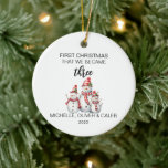 Weihnachts-Snowman-Familie von drei Keramik Ornament<br><div class="desc">Weihnachtsschneemannsfamilie von 3 in Urlaubsküchern und Hüten. Passen Sie den Text beliebig an.</div>