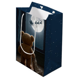 Weihnachts-Teddybär beobachtet Santa Mittlere Geschenktüte